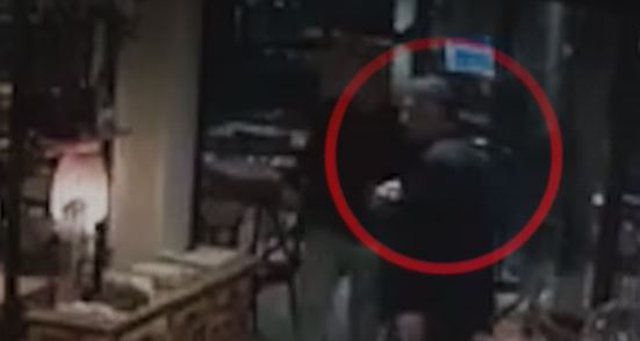 E GODASIN ME GRUSHTE/ Ja momenti kur sulmohet gazetari Valon Syla (VIDEO)