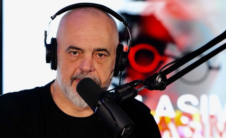 VIDEOLAJM/ Rama e nis ditën me disa fjalë për Podkastin e tij “FLASIM”, së shpejti hap siparin për të ftuarit
