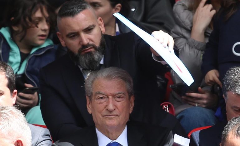 FOTOLAJM/ Dielli “nuk e lë rehat” Berishën, truproja i bën hije me pankartën e koalicionit