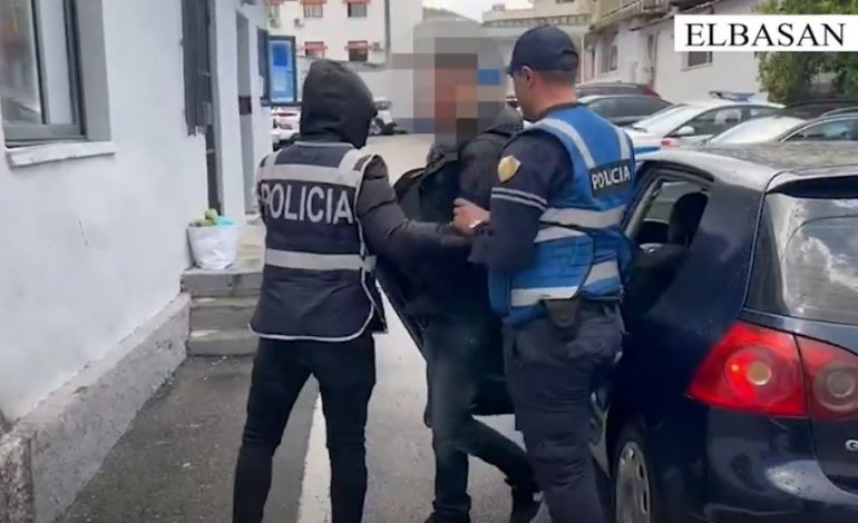 EMRI/ Në kërkim për dhunë në familje, pranga 35-vjeçarit në Elbasan