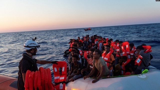 E RËNDË/ Mbytet varka me emigrantë në brigjet e Libisë, 55 të vdekur