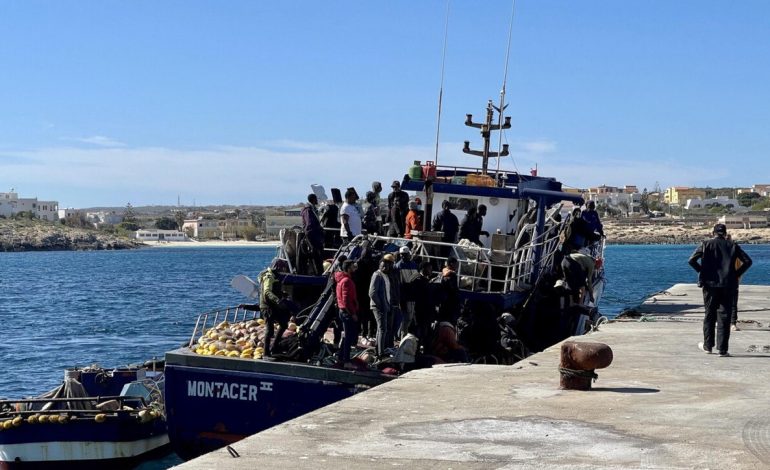 ZBARKIME TË REJA NË LAMPEDUSA/ 1000 emigrantë mbërritën në Itali në ditën e Pashkëve