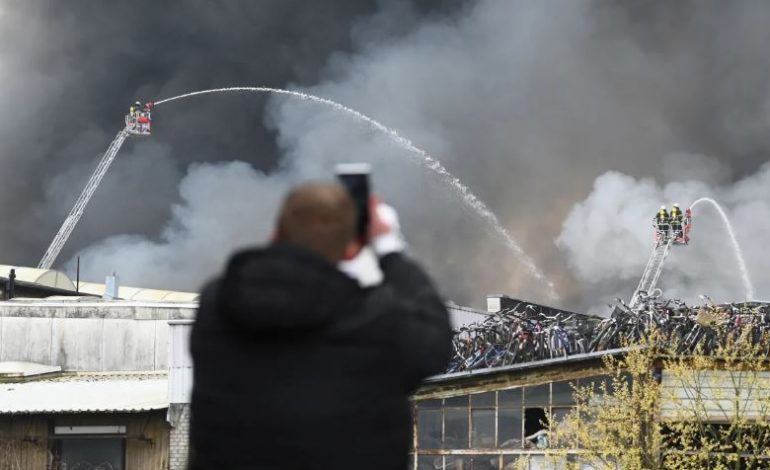ZJARRI NË FABRIKËN NË HAMBURG/ Autoritetet ngrenë alarmin për tym me përmbajtje toksike