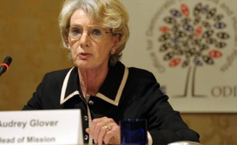 14 MAJI/ Përfaqësuesja e ODIHR, Audrey Glover në selinë e PD, takim me Berishën