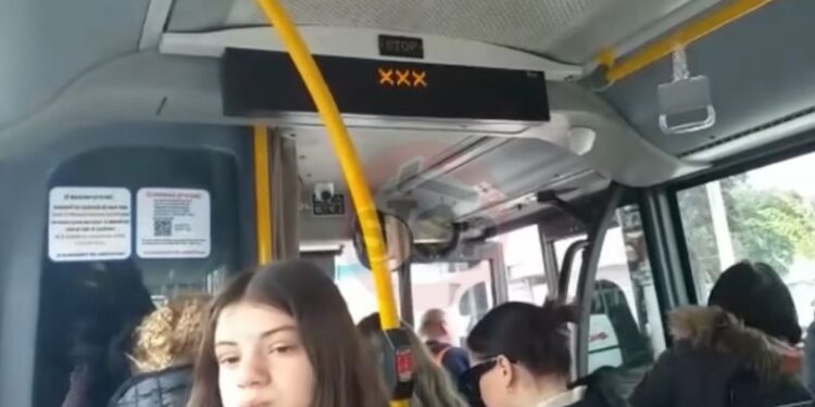 PAMJET E RËNDA/ Shoferi i urbanit të Kamëz rreh pasagjerin: Po ik o të…
