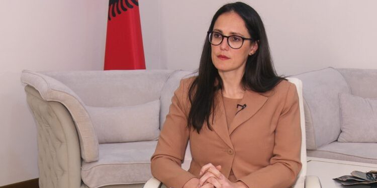 PAGA MESATARE 900 EURO/ Ibrahimaj: E realizueshme, ja ku do të gjenden paratë