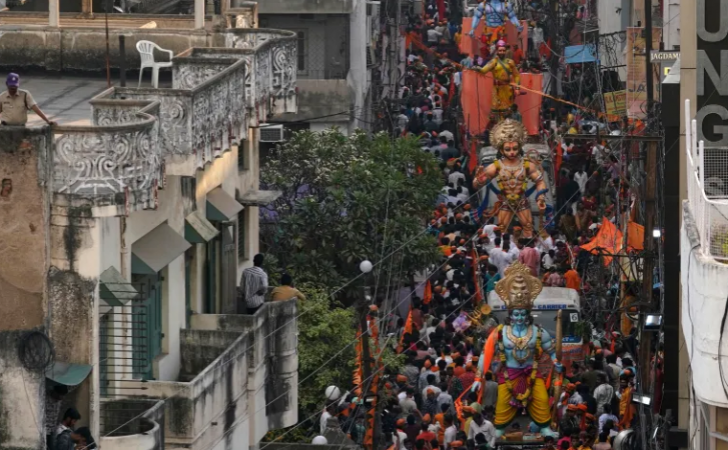 KAOS NË INDI/ Qëllohet për vdekje një i mitur dhe plagosen dhjetëra të tjerë gjatë festivalit hindu