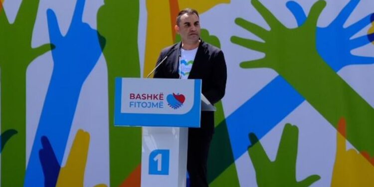PAS AUTOBUSËVE FALAS/ Këlliçi shton premtimet: Nuk do të ketë më gjoba! Shkolla do të vijë te ju…