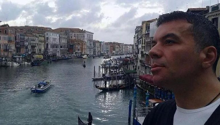 PROBLEME ME ZEMRËN/ Ndahet nga jeta në moshën 50-vjeçari këngëtari shqiptar (EMRI)