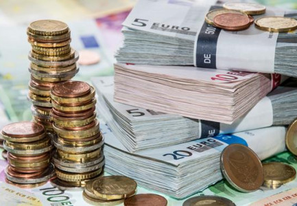 EURO BIE POSHTË 113 LEKËVE/ I afrohet përsëri nivelit minimal historik. Ekspertët tregojnë si do ndikojnë zgjedhjet e 14 majit