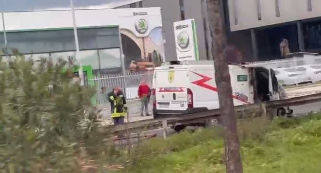 PAMJET/ Përfshihet nga flakët në autostradën Tiranë-Durrës, digjet makina e një kompanie private që transporton para