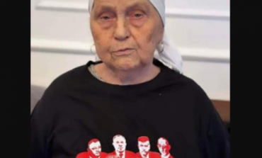 FOTOLAJM/ Nëna e Thaçit vesh bluzën me portretet e ish-krerëve të UÇK-së