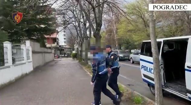 I GJENDEN ARMË ZJARRI NË BANESË/ Arrestohet 34-vjeçari, në kërkim nipi