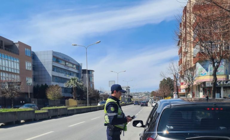 KONTROLLE NGA POLICIA RRUGORE NË DURRËS/ 3 shoferë të arrestuar, 10 patenta të hequra në një javë