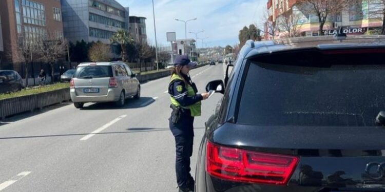TË DEHUR NË TIMON/ 6 shoferë të arrestuar në Durrës, 20 leje drejtimi të pezulluara për tejkalim shpejtësie