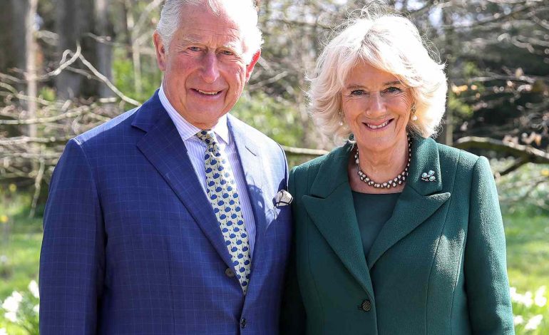 FOTO/ Gruaja e Mbretit Charles titullohet për herë të parë zyrtarisht “Mbretëresha Camilla”