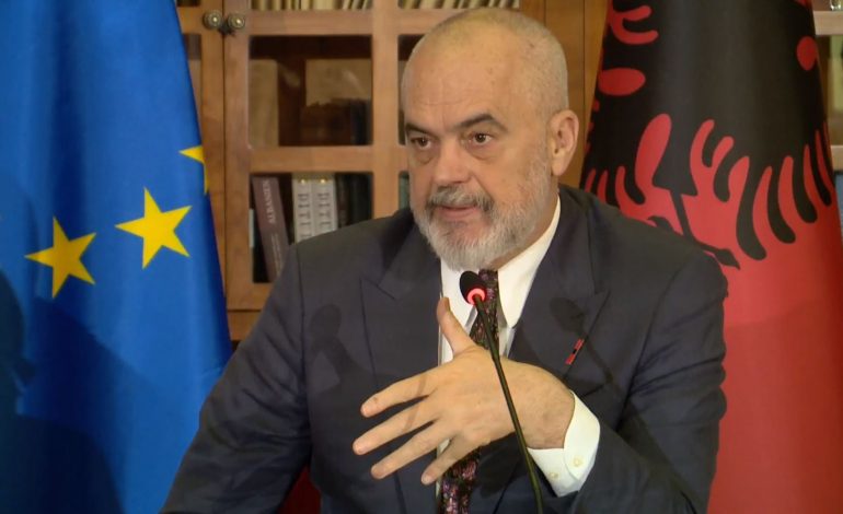 RROGA E USHATARAKËVE DO TË RRITET SËRISH/ Rama ftesë të rinjve: Mundësi e mirë të bashkoheni me Forcat e Armatosura