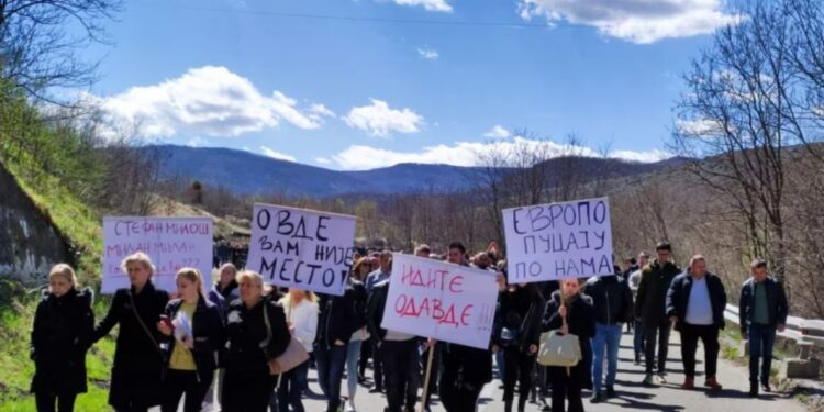 SERBËT PROTESTOJNË NË VERI/ Kërkojnë tërheqjen e njësive speciale policore