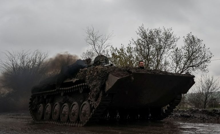 UKRAINA NË SULM/ Ushtria lëviz me mjetet e blinduara drejt vijës së parë në Bakhmut