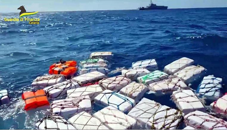 GODITET TRAFIKU I DROGËS NË SIÇILI/ Kapen 2 ton kokainë në brigjet e Siçilisë