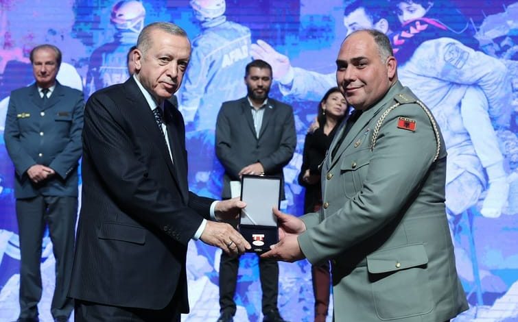 NDIHMA PAS TËRMETIT/ Ekipi shqiptar i kërkim-shpëtimit nderohet me Urdhrin e Lartë nga presidenti Erdogan