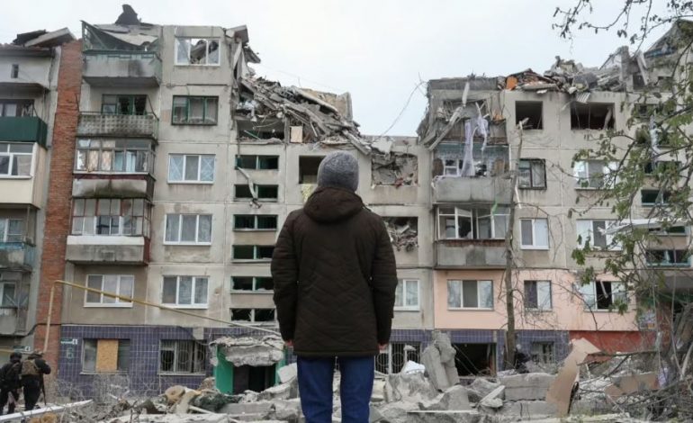 PËRSHKALLËZOHET LUFTA NË UKRAINË/ 7 të vrarë nga sulmi ajror rus në qytetin Sloviansk