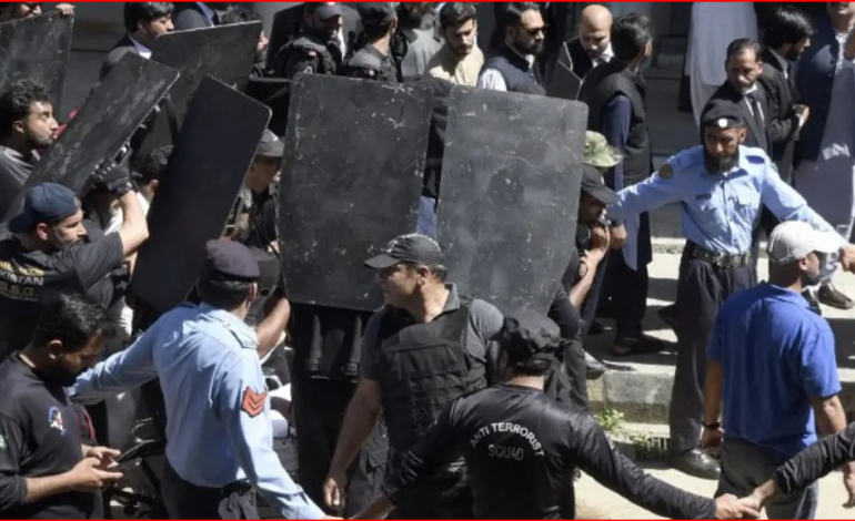 ARRESTIMI I ISH-KRYEMINISTRIT/ Dhunë e protesta në Pakistan! 8 të vrarë e 1 mijë të arrestuar gjatë revoltave