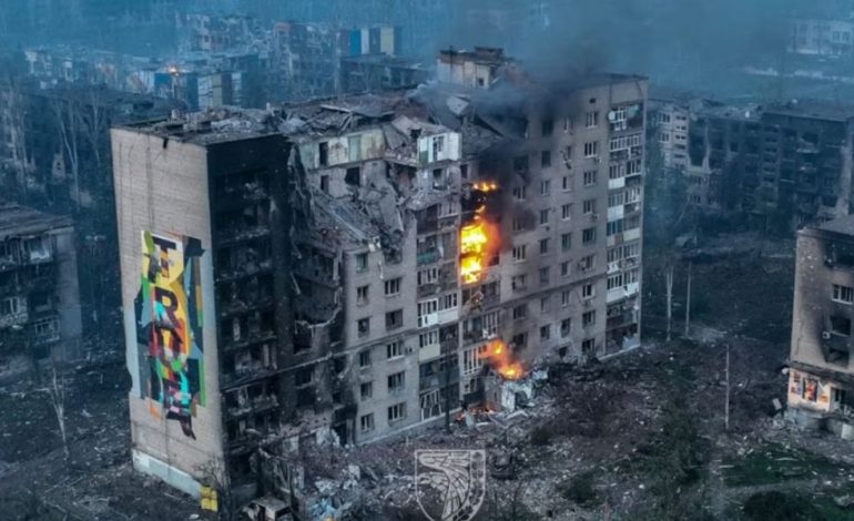VIJON PËRPLASJA/ Rusia pretendon se ka marrë kontrollin e qytetit të Bahmutit. Çfarë thotë Ukraina