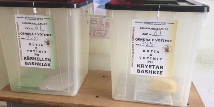 SHQIPËRIA ZGJEDH KRYEBASHKIAKËT E RINJ/ Pjesëmarrje e ulët, deri në 14:00 kanë votuar 26.6% e votuesve