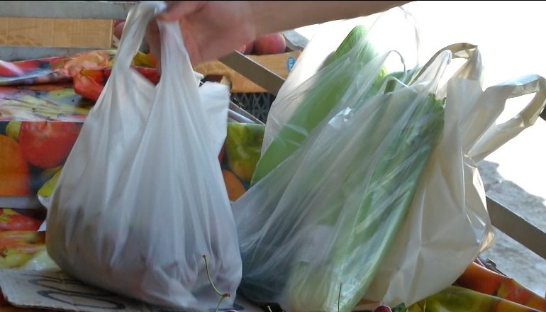 TASK FORCA PËR NDALIMIN E QESEVE PLASTIKE/ Kumbaro dhe Ibrahimaj: Intensifikojmë kontrollet dhe masat ndëshkuese