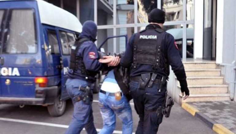 USHTROI DHUNË PSIKOLOGJIKE NDAJ BASHKËSHORTES/ Arrestohet 33 vjeçari në Velipojë! I gjendet një armë…