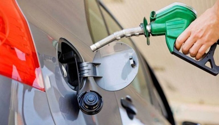 NDRYSHOJNË SËRISH ÇMIMET E KARBURANTEVE/ Ulet nafta dhe benzina, jas sa shiten sot