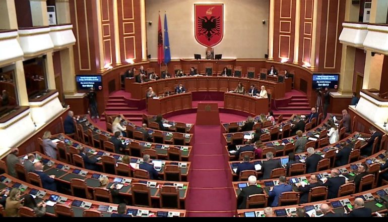 SOT KUVEND/ Diskutime dhe votim i projektligjit për rritjen e pagave të qeverisë, deputetëve dhe nëpunësve të administratës