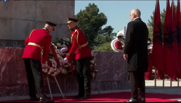 “5 MAJI”/ Rama homazhe në Varrezat e Dëshmorëve në Tiranë