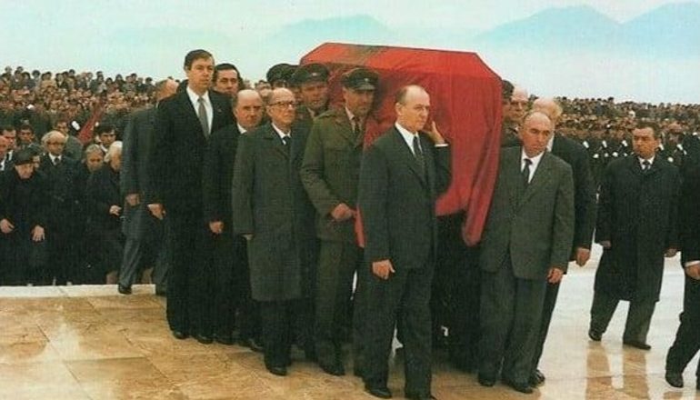 DOSSIER/ Si u përgjuan bisedat e familjes së Kadri Hazbiut, më 11 prill 1985, ditën e vdekjes së Enver Hoxhës?!
