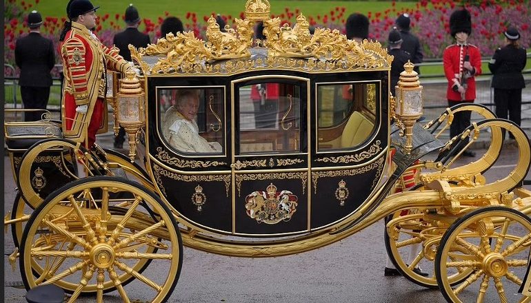 PAMJET/ Bota ‘sytë’ nga Londra për kurorëzimin e Mbretit Charles III, karroca madhështore e larë në flori niset nga Buckingham Place