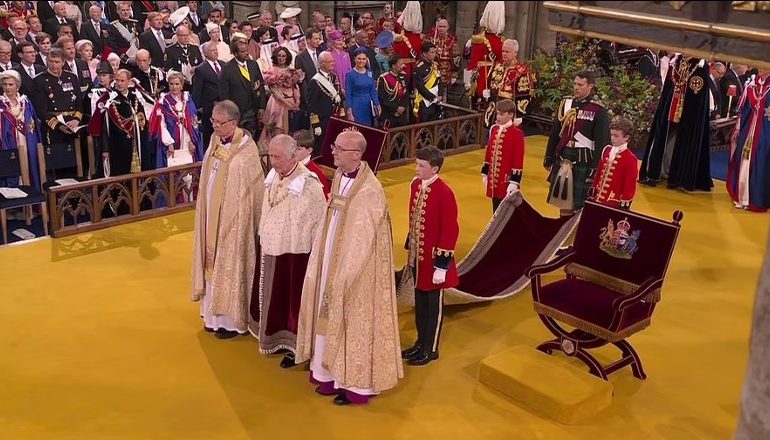 “ZOTI E MBROJTË MBRETIN CHARLES”/ Ceremonia e kurorëzimit në Kishë, bëhet betimi