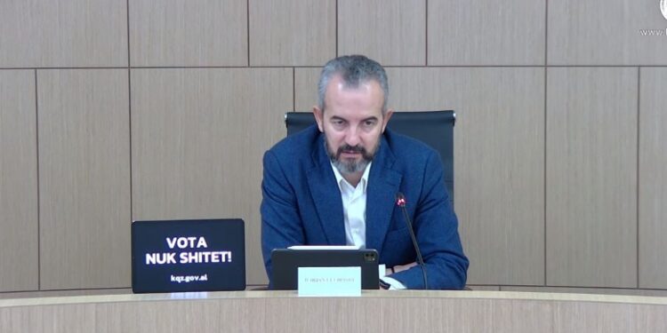 ZYRAT ELEKTORALE PRANË QENDRAVE TË VOTIMIT/ KQZ: Vendosim mbylljen e këtyre ambienteve, nuk lejohen