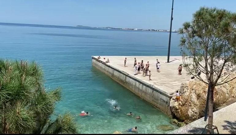 TEMPERATURAT E LARTA/ Bregdeti i Vlorës mbushet me turistë