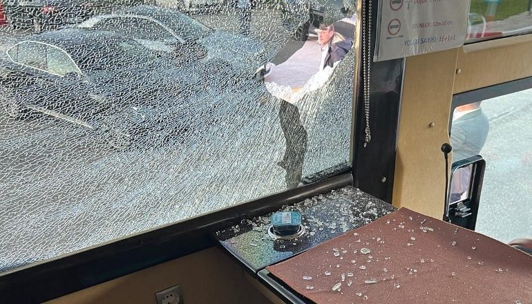 ZGJEDHJET NË TURQI/ Qëllohet me gurë autobusi i fushatës së opozitës