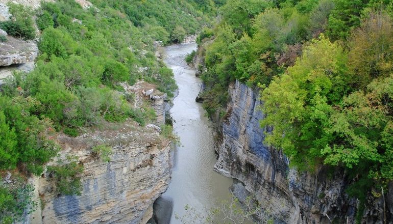 E MORI RRJEDHA E UJIT NË KANIONET E OSIMIT/ Rinisin kërkimet për gjetjen e turistit holandez