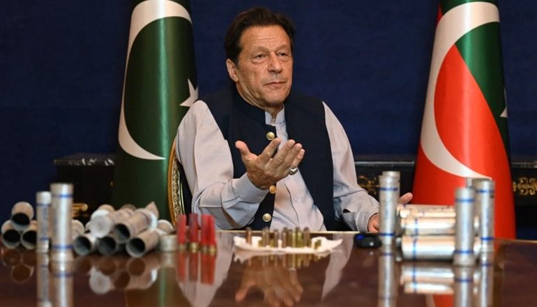 AKUZOHET PËR KORRUPSION/ Trupat paraushtarake arrestojnë ish-kryeministri pakistanez Imran Khan
