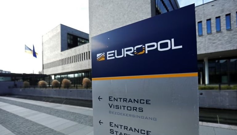 ARRESTOHEN BOSËT MË TË MËDHENJ TË DROGËS NË BALLKAN/ EUROPOL sekuestron armë e eksplozivë