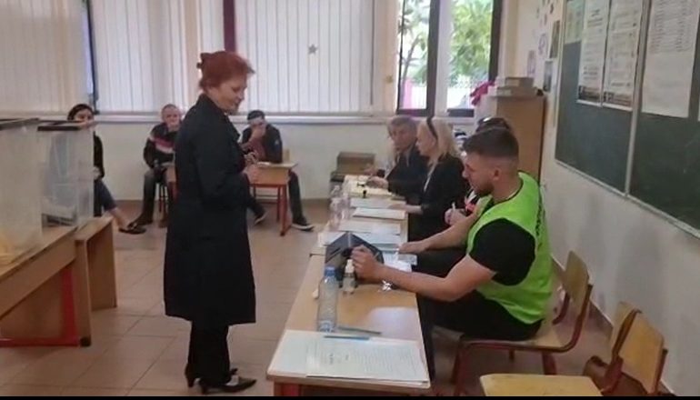 SHQIPËRIA ZGJEDH KRYEBASHKIAKËT E RINJ/ KQZ: Deri në orën 11:00 kanë votuar 13.6% e qytetarëve