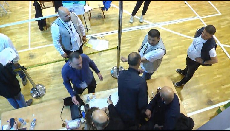 NUMERIMI NE TIRANE/ ‘Plas’ sherri mes vëzhguesve të PD dhe përfaqësuesve të Berishës