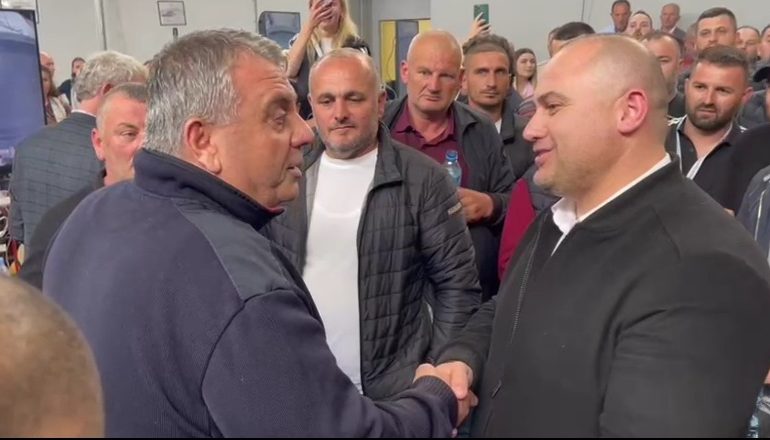MBARON NUMËRIMI NË VAUN E DEJËS/ Zef Hila i BF pranon humbjen, shtrëngon duart me kundërshtarin