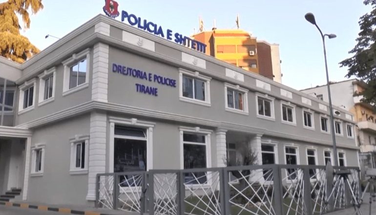 MASHTROI NJË BIZNESMEN DUKE U HEQUR SI ZYRTAR DHE I MORI…/ Pranga 52-vjeçarit në Tiranë