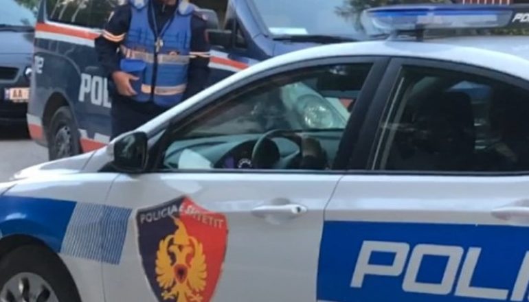 DETAJET/ 44-vjeçarja u vra nga kunati. Autori u kap nga policia duke ecur me sëpatën me gjak në rrugë (EMRI)