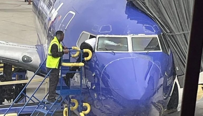 E PAZAKONTË/ Ngeli jashtë pasi iu mbyll dera e kabinës, piloti hyn nga dritarja e avionit