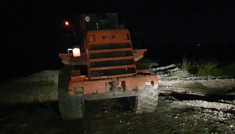 SHFRYTËZIM INERTESH NË SHTRATIN E LUMIT VJOSË/ IKMT vijon aksionet! Sekuestron një eskavator dhe një kamion në Fier